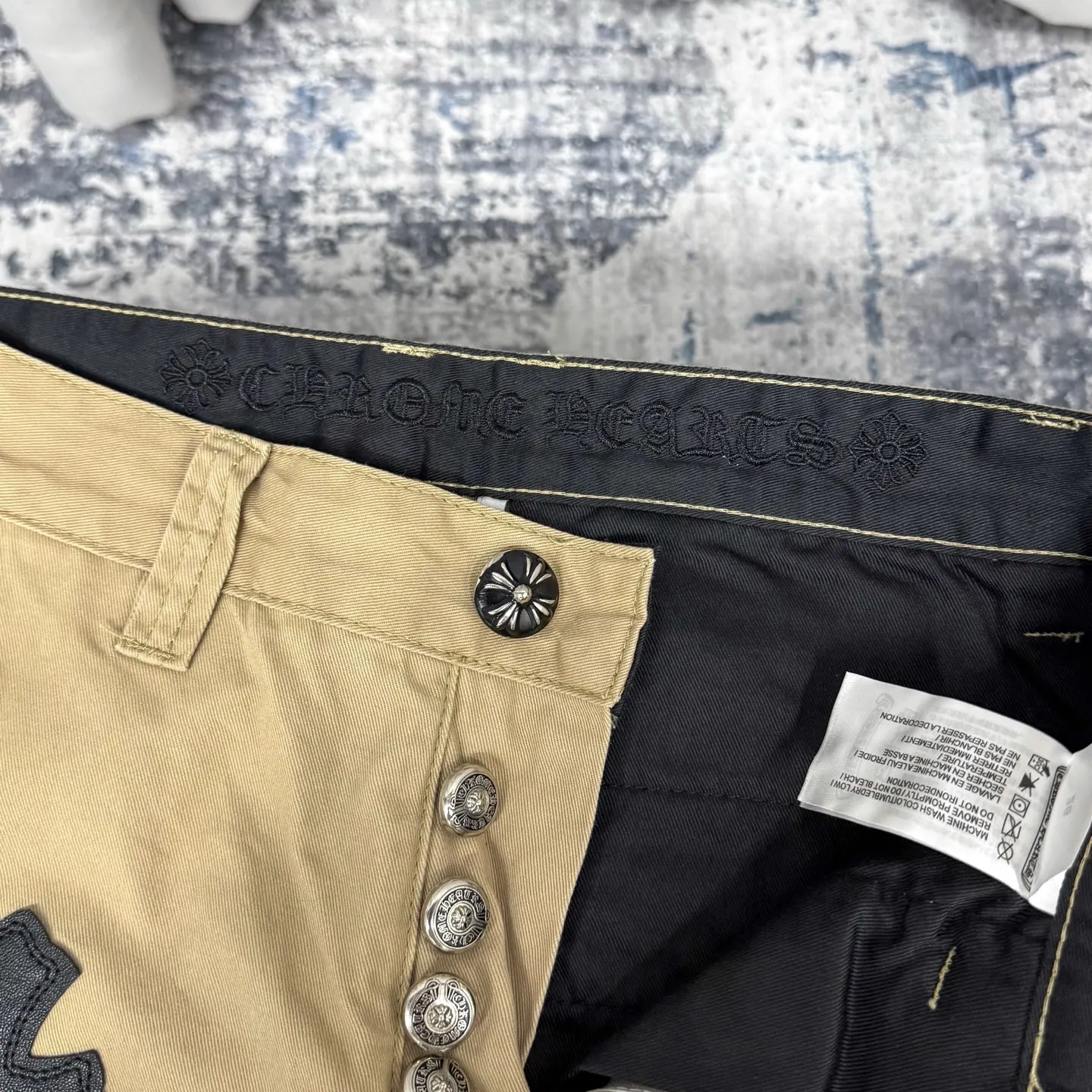 P260 Chrome Hearts/Chrome Hearts camouflage checkerboard horsehair cross patch leather jeans - Full of exploring the ultimate in fashion, Chrome Hearts' new Chrome Hearts pants cleverly integrate camouflage cross, checkerboard horsehair cross and other elements to break traditional boundaries. The clever fusion of Mattyboy’s same style, overalls and khaki jeans brings endless matching inspiration to fashionistas.  This pair of Croxin overalls not only presents a unique retro style, but also combines comfort and sophistication with its wide-leg, loose design. The mid-high waist design matches a lazy and casual style, which not only makes the legs longer but also maintains a casual feel, it is a must-have fashion choice for trendy men and trendy women.  Khaki overalls are unique in leather matching and color selection, making them the leader among overalls. Chrome Hearts' khaki cross chino casual pants have a prince-like aristocratic feel. The pants have 40 panels of leather and full texture. The W34 size is perfectly presented and has become the focus of the forefront of fashion. Whether it's for daily wear or a trendy try, these pants can bring you an excellent fashion experience.  Color: Khaki Size: 28 30 32 34 corresponding size s-xl